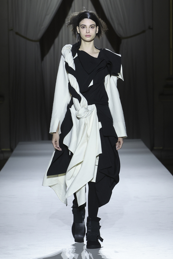 Le défilé Yohji Yamamoto automne-hiver 2025-2026.