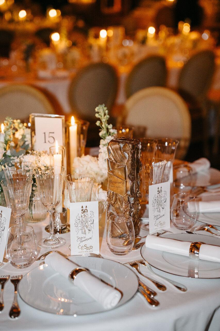 La table au dîner de gala de la 50e cérémonie des César, le 28 février 2025, au Fouquet's Paris © Stefani Leguenn.