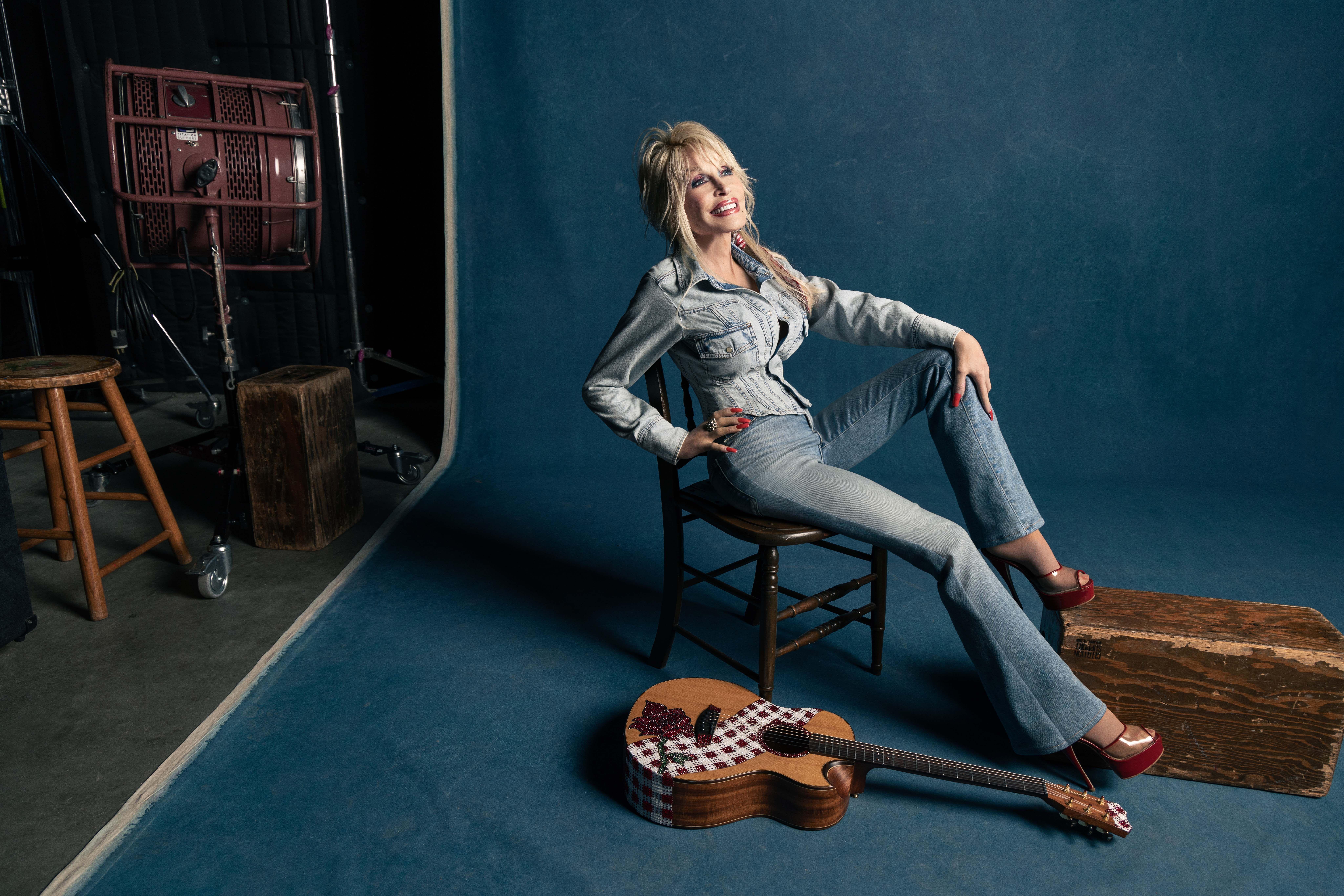 Dolly Parton porte la collection Dolly's Joleans de Good American et Dolly Parton.