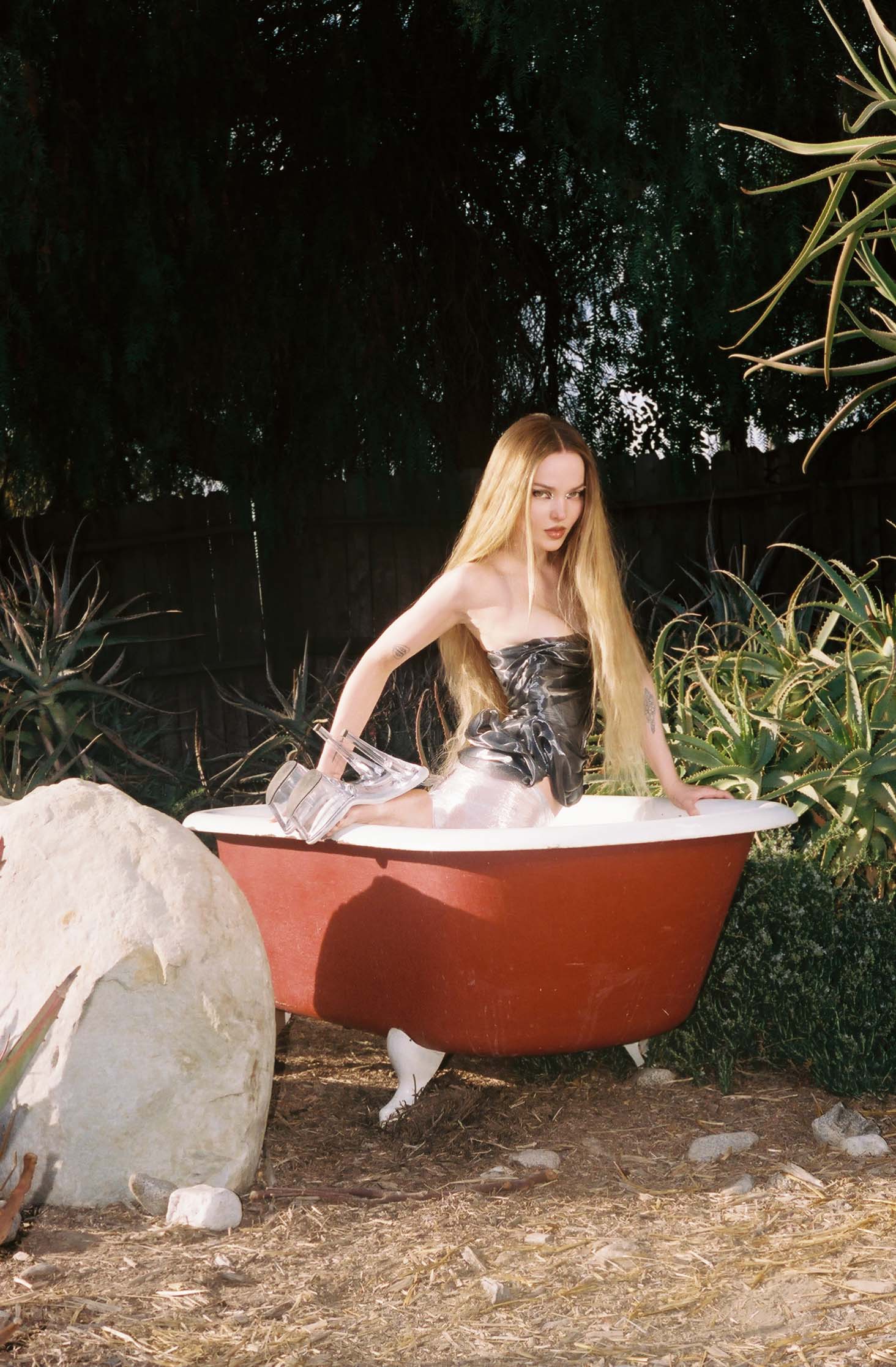 Dove Cameron par Richie Shazam.
