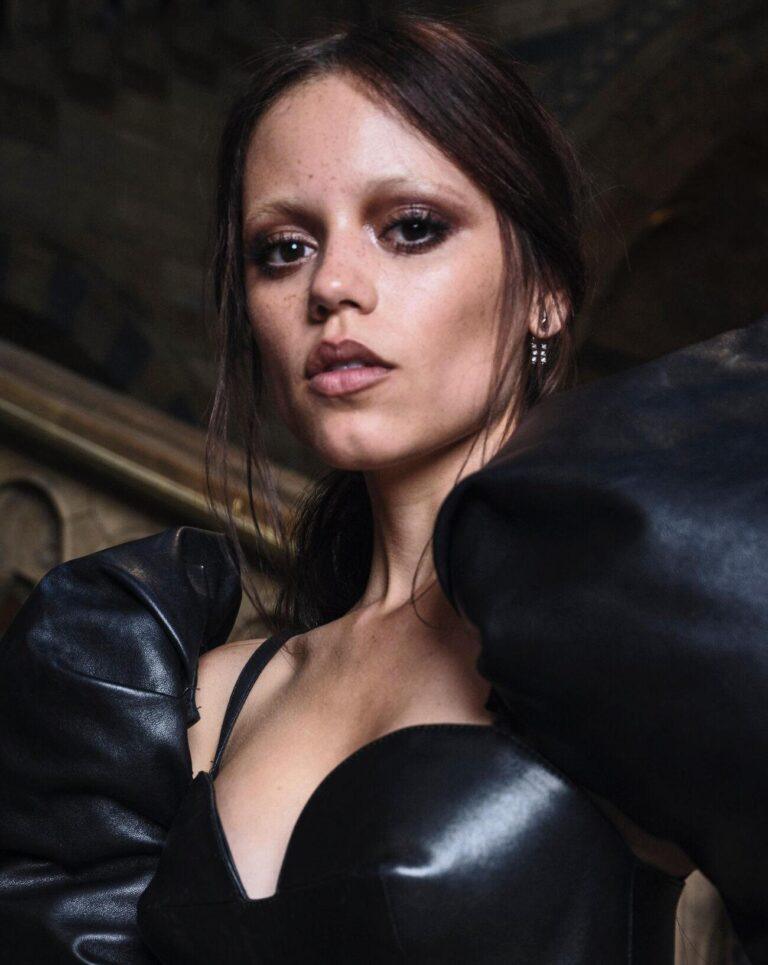 Jenna Ortega en Givenchy pour la promotion de Mercredi.