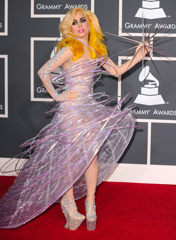 Lady Gaga en Alexander McQueen au Staples Center le 31 janvier 2010 à Los Angeles, Californie © Steve Granitz/WireImage.