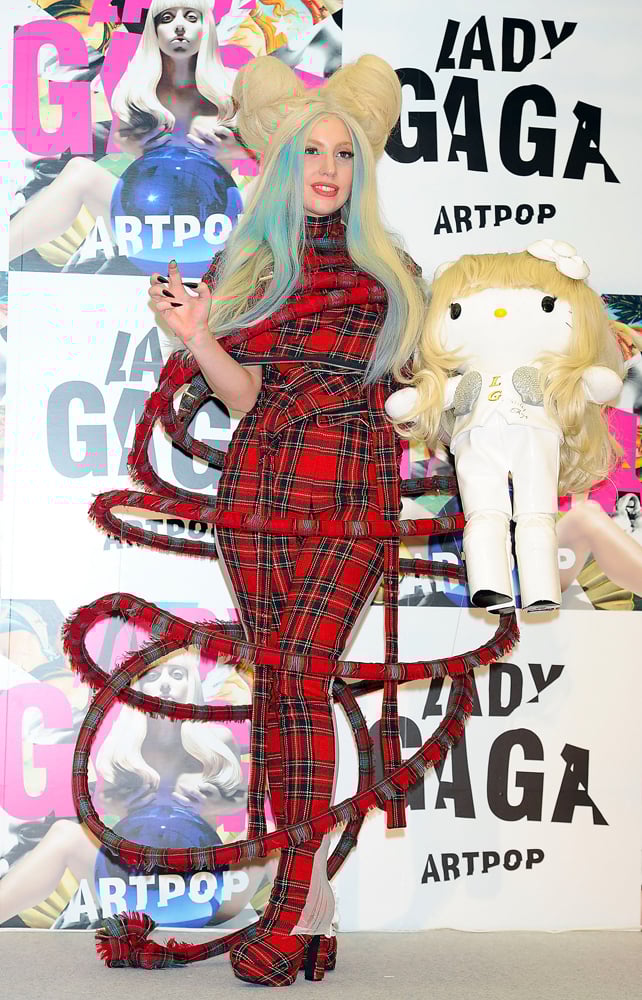 Lady Gaga en Alice Auaa à la conférence de presse de son album Artpop à Roppongi Academy Hills le 1er décembre 2013 à Tokyo, Japon © Jun Sato/WireImage.
