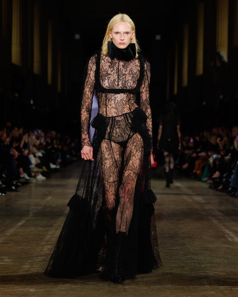 Le défilé McQueen automne-hiver 2025-2026.