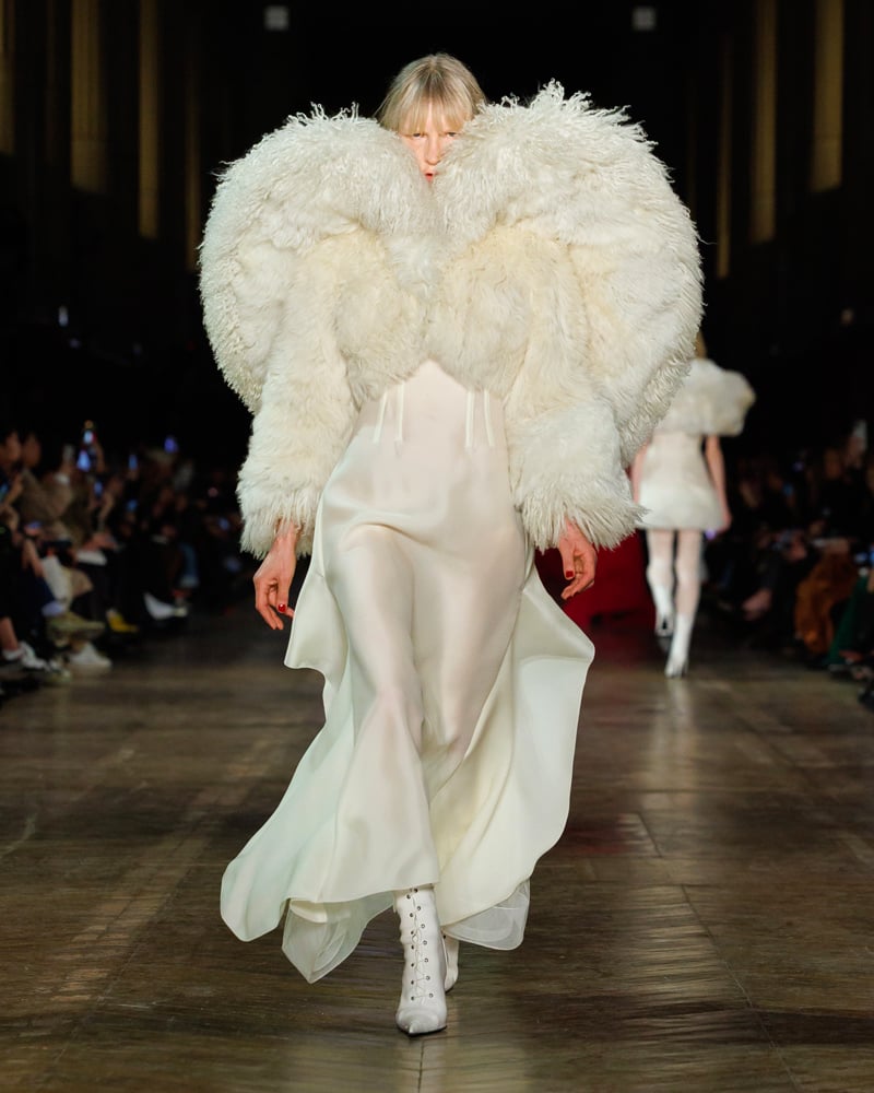Le défilé McQueen automne-hiver 2025-2026.