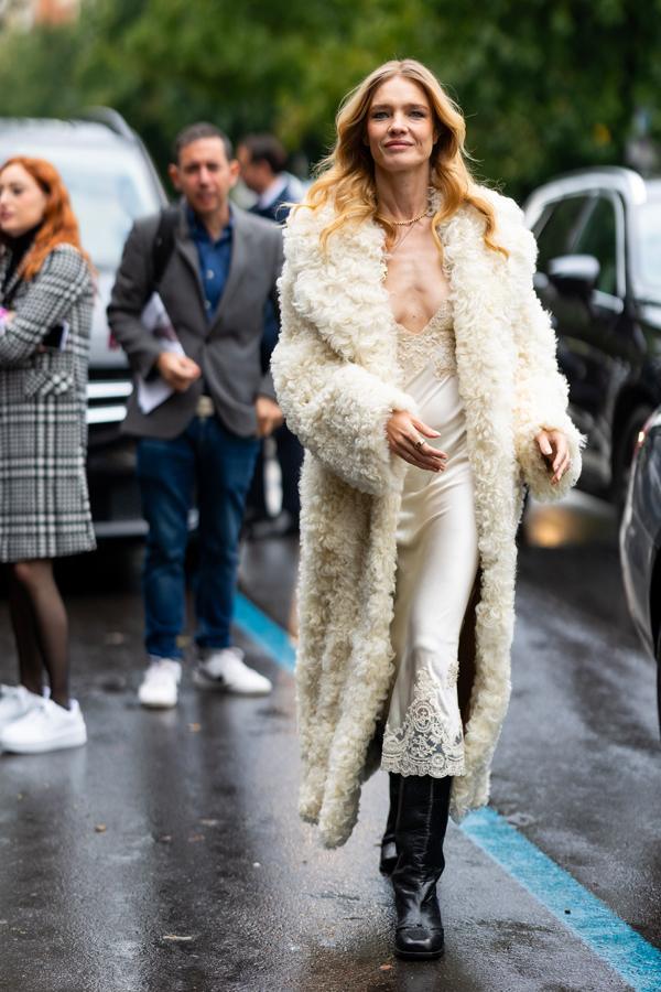 natalia vodianova en slip dress et manteau de fourrure à la fashion week printemps été 2026 de paris