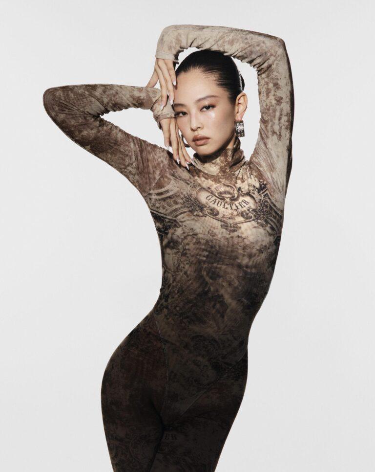 Photo de campagne de la chanteuse Jennie, égérie de la maison Jean Paul Gaultier.