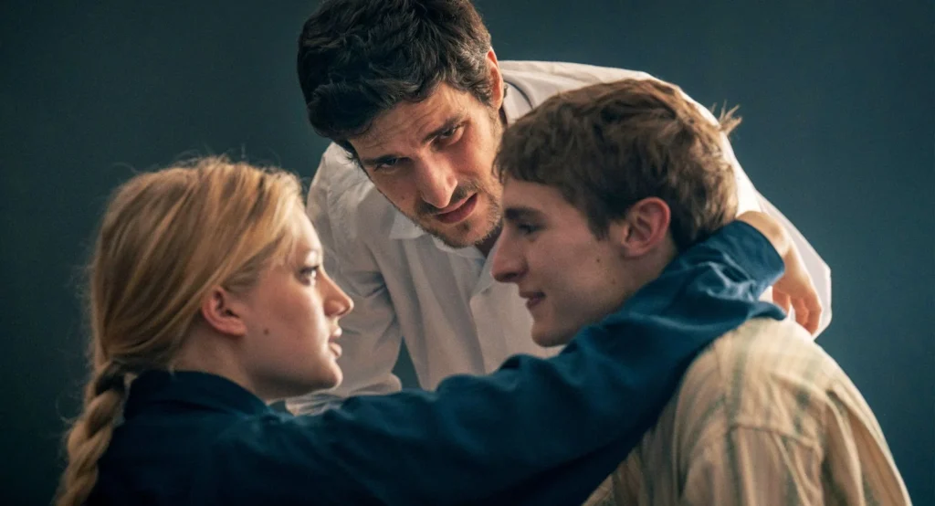 Vassili Schneider, Louis Garrel et Nadia Tereszkiewicz dans le film Les Amandiers