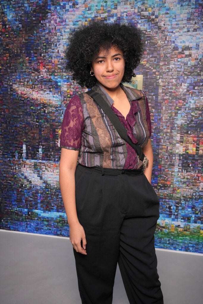 Anhar Salem. © Stéphane Feugère. Le vernissage de l’exposition “1000 milliards d’images du Prix Reiffers Art Initiatives, Pris.