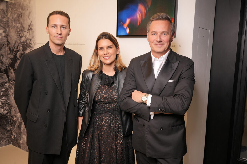Emmanuel Heimann, Anabelle Garcia et Eric Collombin. © Stéphane Feugère. Le vernissage de l’exposition “1000 milliards d’images du Prix Reiffers Art Initiatives, Paris.