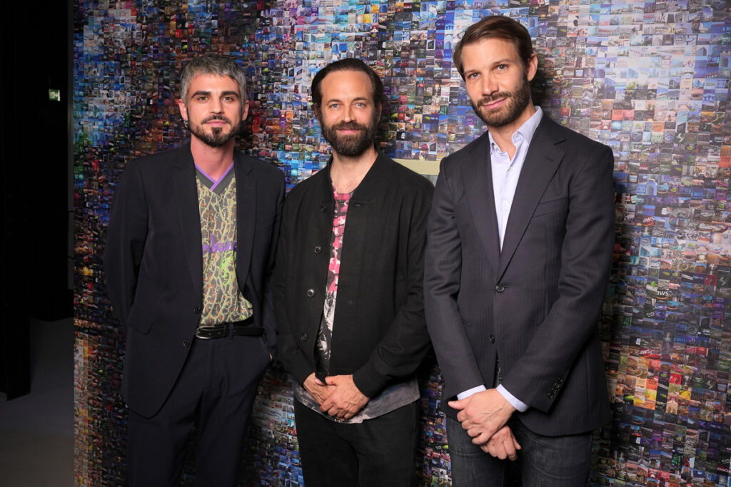 Thibaut Wychowanok, Benjamin Millepied et Matthieu Humery. © Stéphane Feugère. Le vernissage de l’exposition “1000 milliards d’images du Prix Reiffers Art Initiatives, Pris.