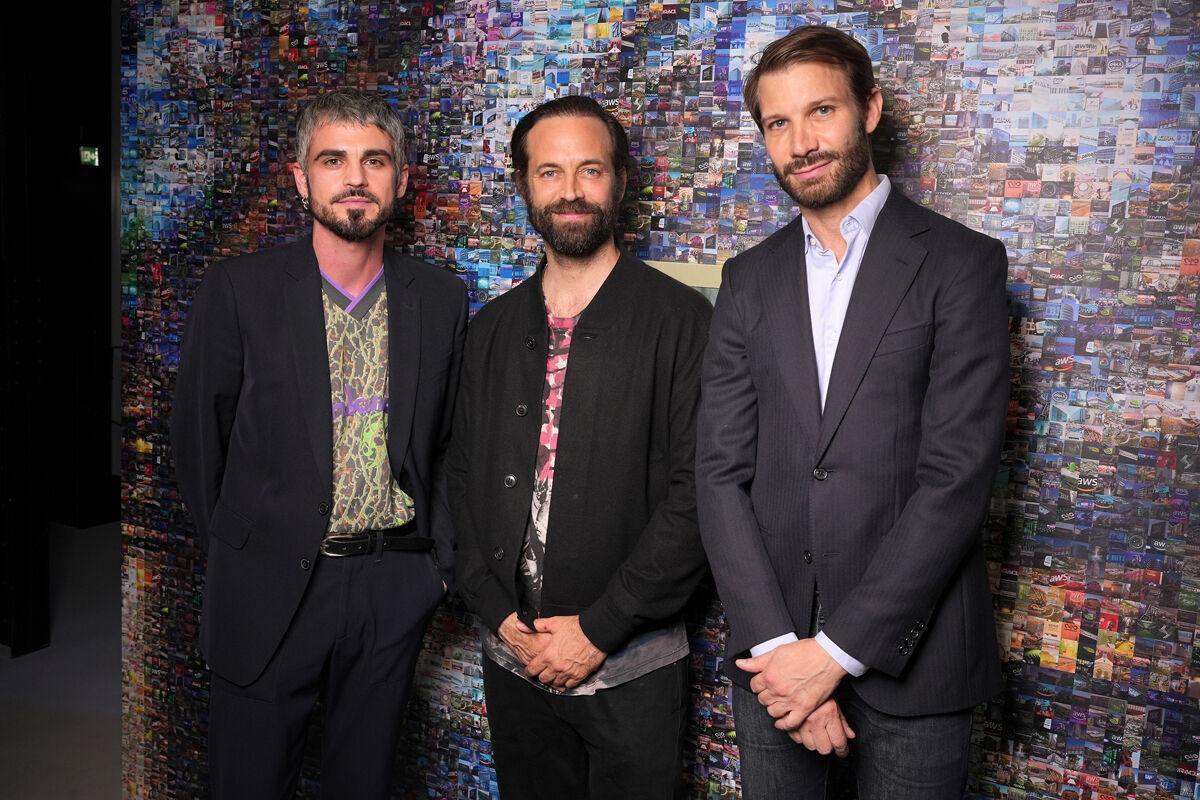 Thibaut Wychowanok, Benjamin Millepied et Matthieu Humery. © Stéphane Feugère. Le vernissage de l’exposition “1000 milliards d’images du Prix Reiffers Art Initiatives, Pris.