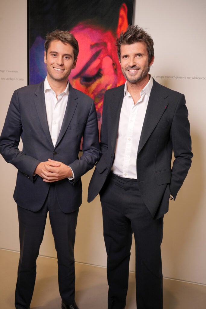 Gabriel Attal et Paul-Emmanuel Reiffers. © Stéphane Feugère. Le vernissage de l'exposition 1000 milliards d'images du Prix Reiffers Art Initiatives, à Paris.