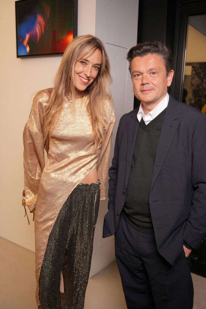 Eve Therond et Jean-Michel Othoniel. © Stéphane Feugère. Le vernissage de l’exposition “1000 milliards d’images du Prix Reiffers Art Initiatives, Pris.