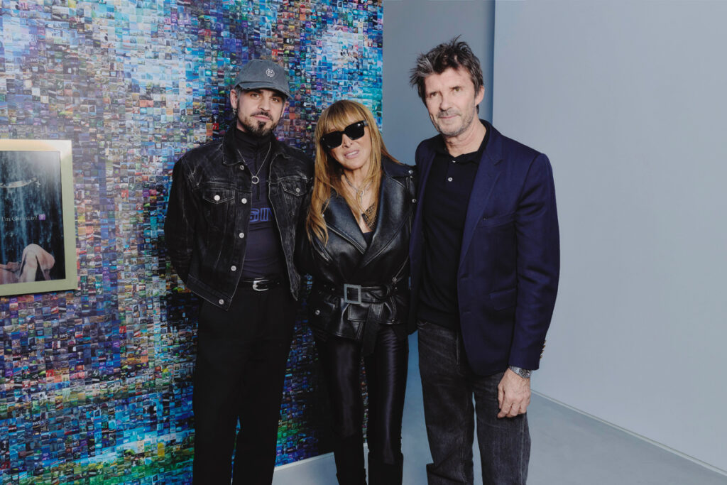 Thibaut Wychowanok, Babeth Djian et Paul-Emmanuel Reiffers. © Valentin Le Cron. Le vernissage de l'exposition 1000 milliards d'images du Prix Reiffers Art Initiatives, à Paris.