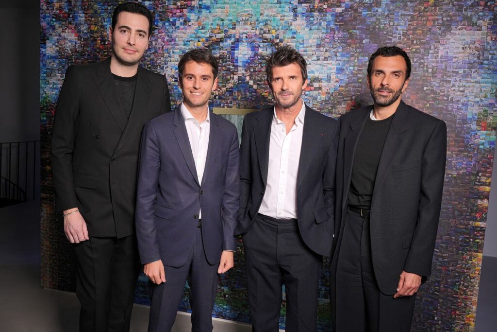 Jean-Victor Meyers, Gabriel Attal, Paul-Emmanuel Reiffers et Cédric Charbit. © Stéphane Feugère. Le vernissage de l’exposition “1000 milliards d’images du Prix Reiffers Art Initiatives, Pris.