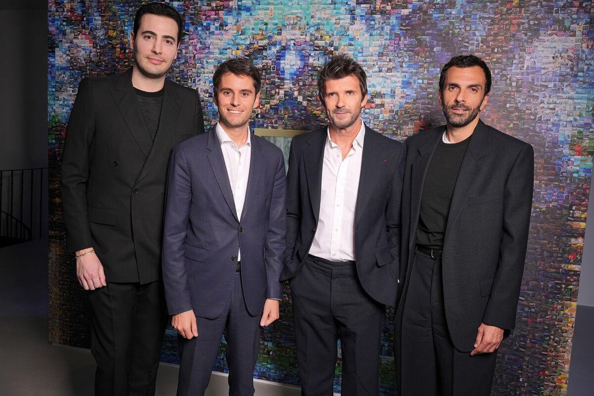 Jean-Victor Meyers, Gabriel Attal, Paul-Emmanuel Reiffers et Cédric Charbit. © Stéphane Feugère. Le vernissage de l’exposition “1000 milliards d’images du Prix Reiffers Art Initiatives, Pris.