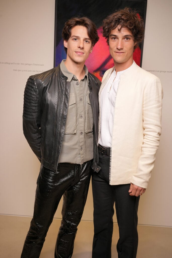 Germain Louvet et Pablo Pillaud-Vivien. © Stéphane Feugère. Le vernissage de l’exposition “1000 milliards d’images du Prix Reiffers Art Initiatives, Pris.