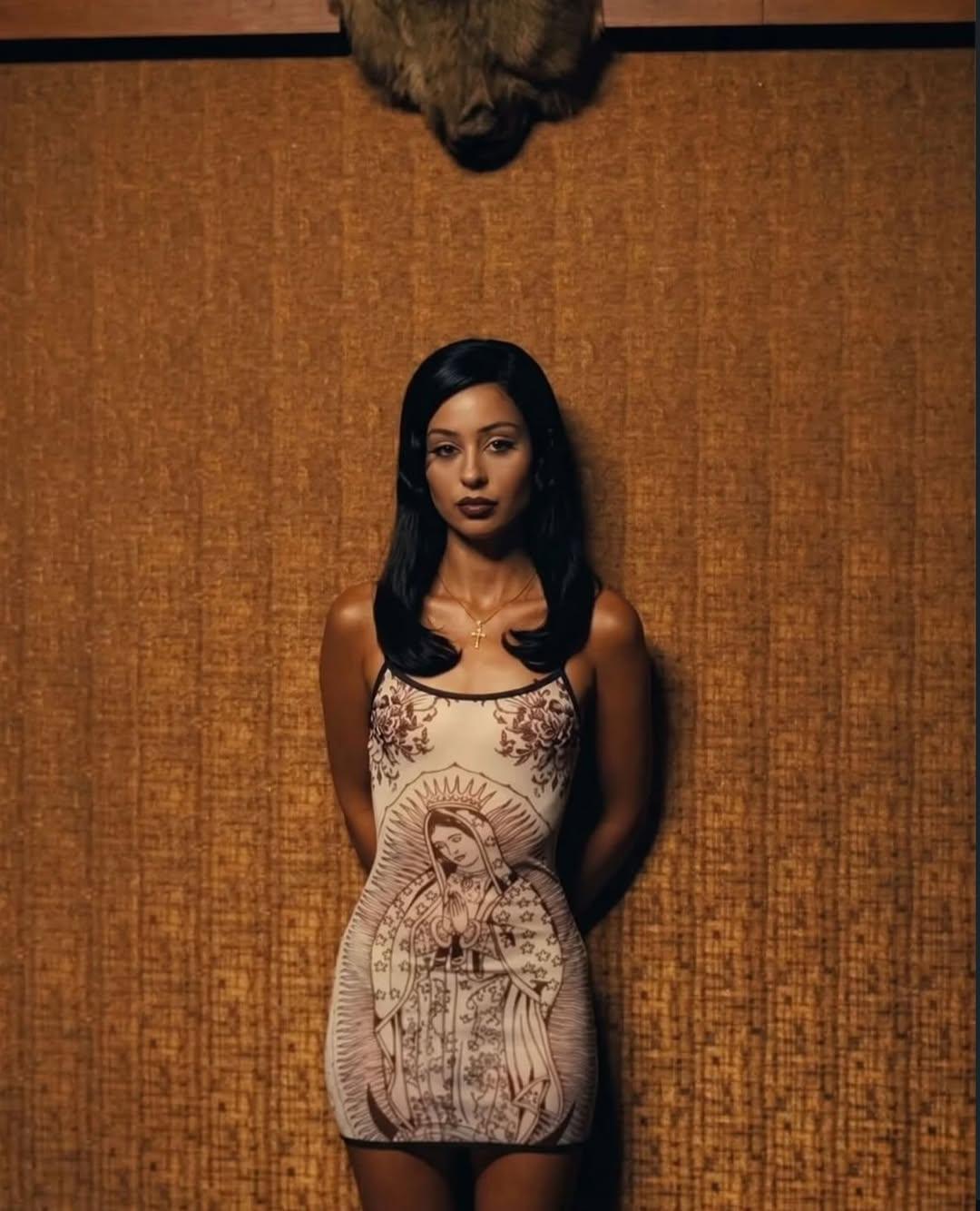 Alexa Demie en robe Ed Hardy dans la saison 3 d'Euphoria (2026). © HBO.