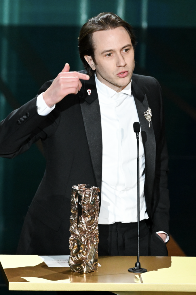 L'acteur Bastien Bouillon reçoit le César du Meilleur espoir masculin pour sa prestation dans le film “La nuit du 12” lors de la 48e cérémonie des César à l'Olympia le 24 février 2023.
