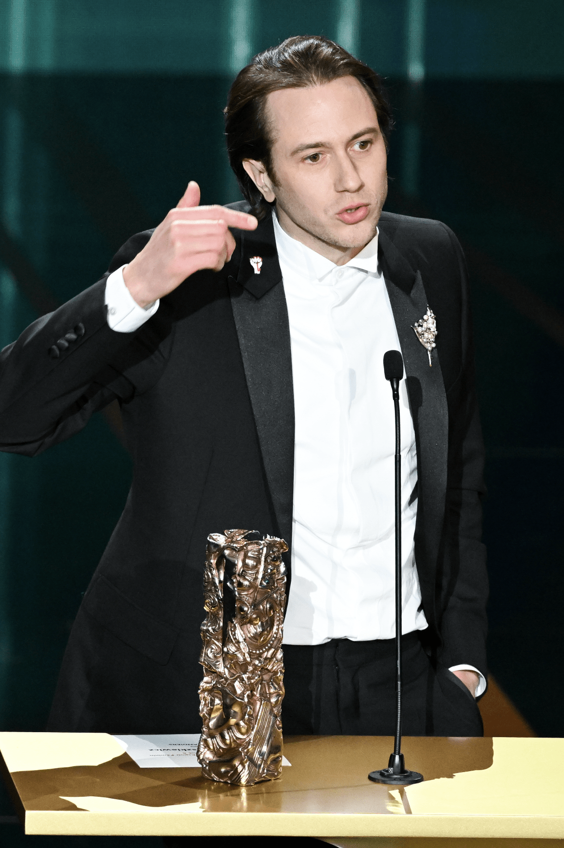 L'acteur Bastien Bouillon reçoit le César du Meilleur espoir masculin lors de la 48e cérémonie des César à l'Olympia le 24 février 2023. © Stephane Cardinale - Corbis/Corbis via Getty Images.