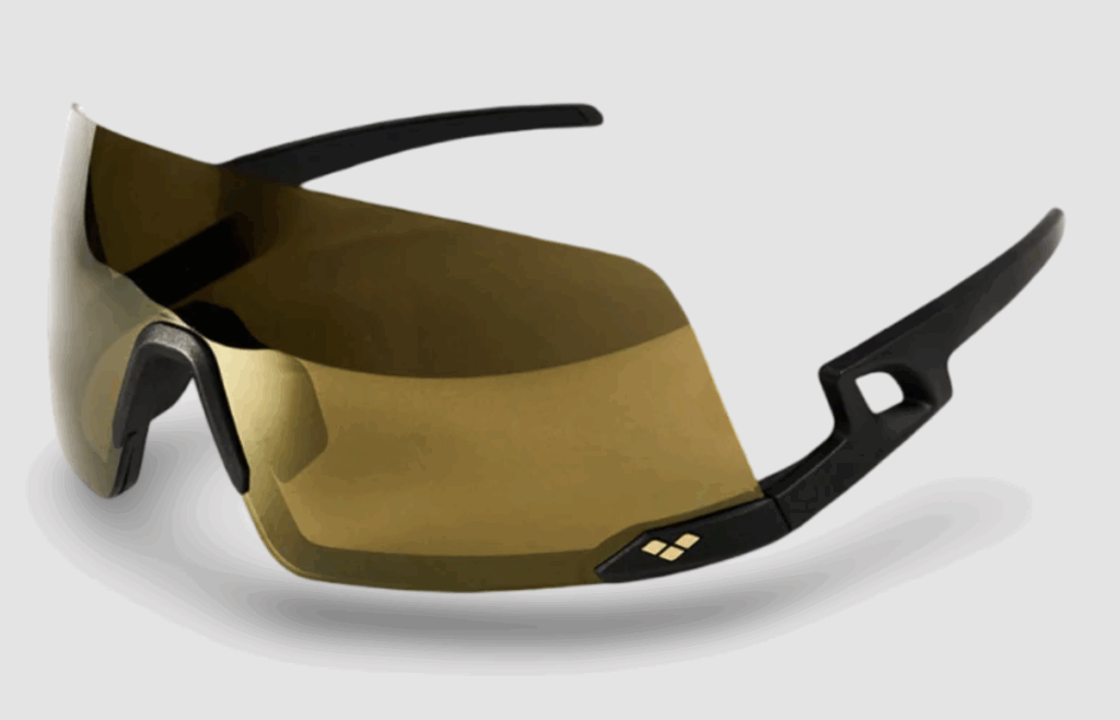 lunettes de soleil sport aux verres fumés arena 