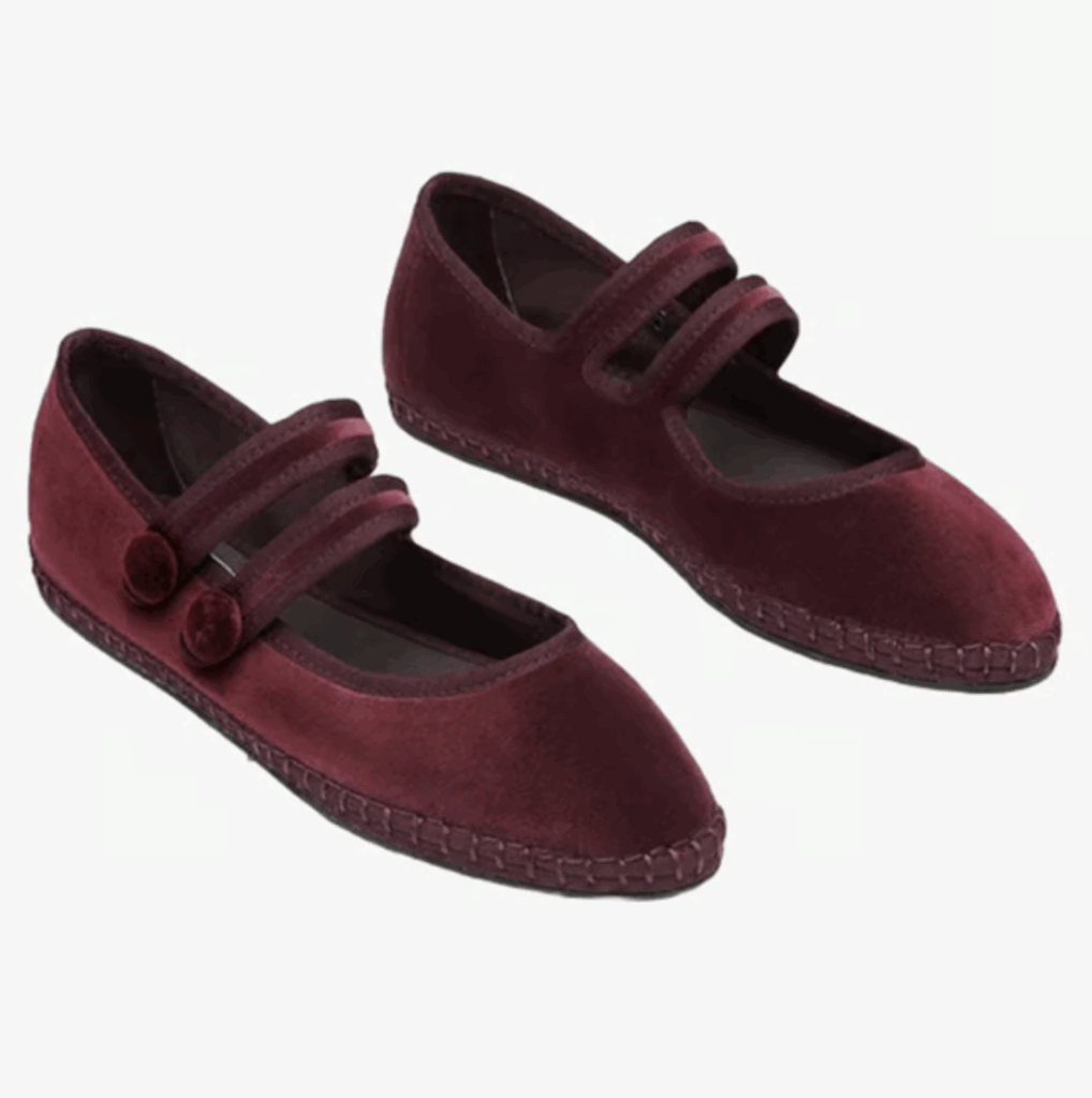 ballerines en velours bordeaux et à boutons flabelus