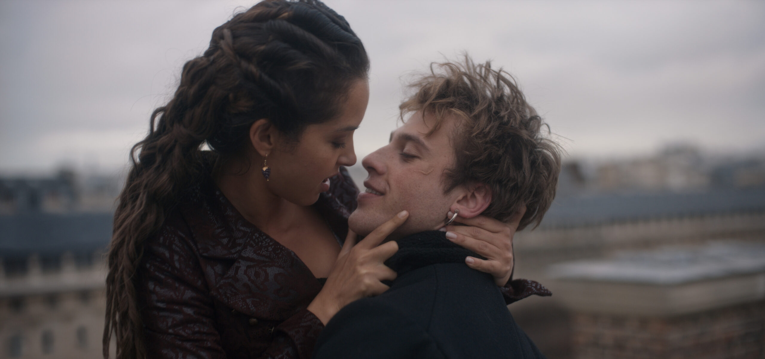 Lyna Khoudri et Benjamin Voisin dans la série Carême (2025) 