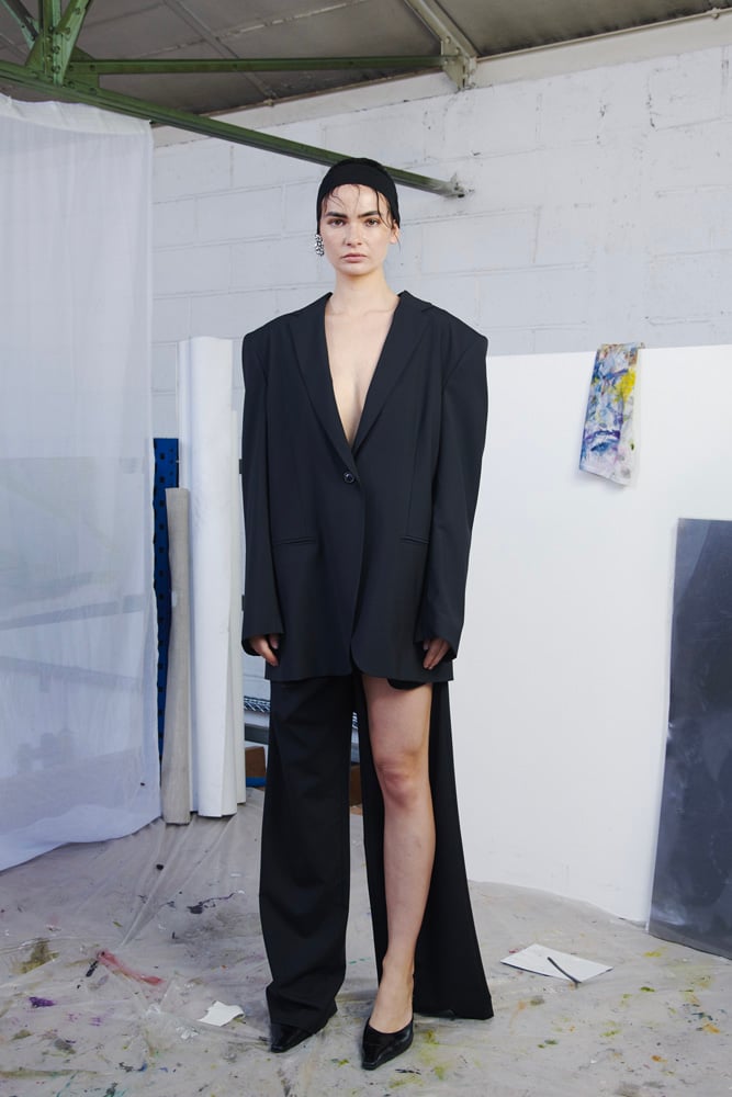 Vest fluide noire et pantalon à jambes asyémtriques Güç.