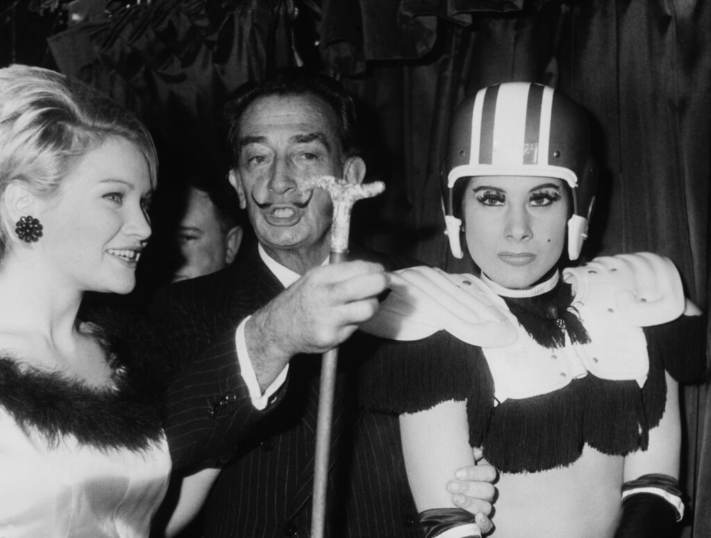 Le peintre Salvador Dalí à l’inauguration d’un spectacle du Crazy Horse à Paris.