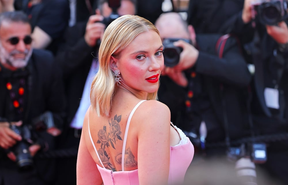 Scarlett Johansson sur le tapis rouge du film Asteroid City lors de la 76ème édition du festival de Cannes le 23 mai 2023 à Cannes © Photo par Max Cisotti/Dave Benett/Getty Images.
