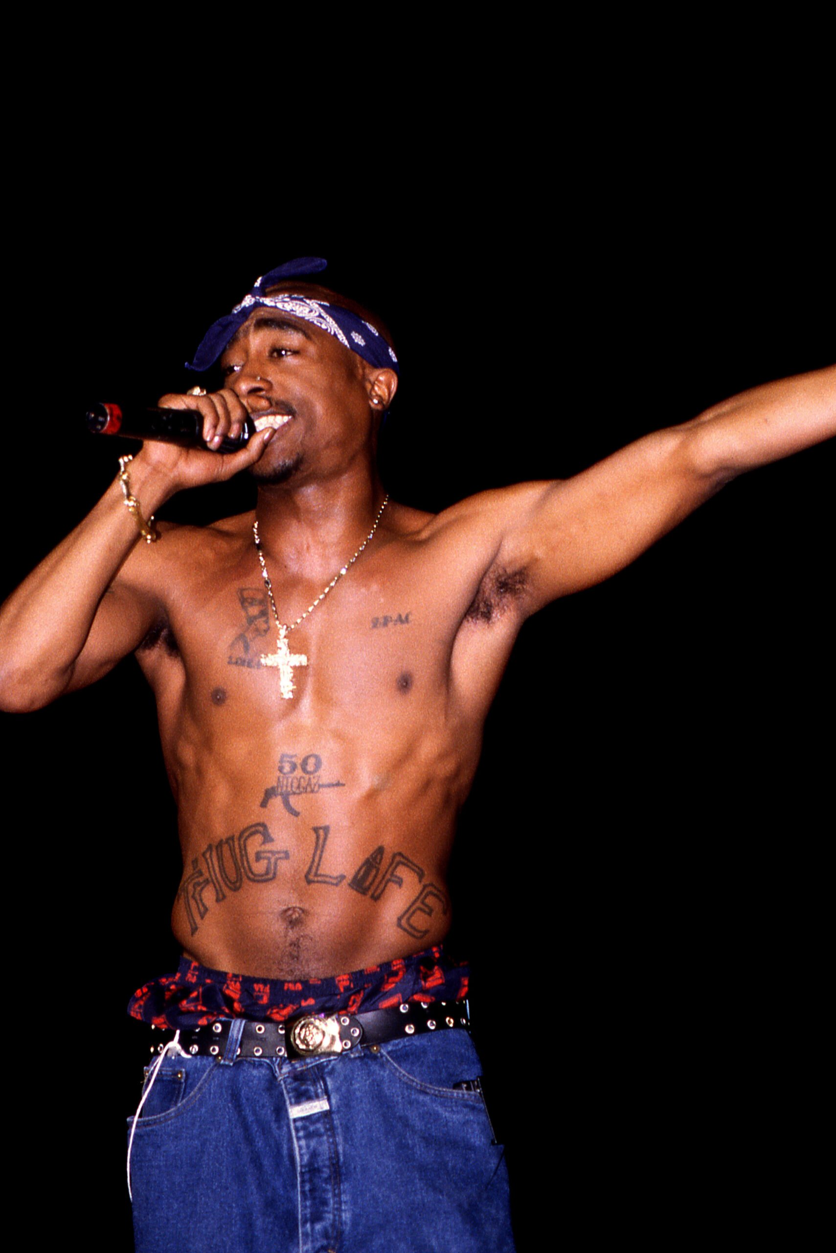 Le rappeur Tupac Shakur (Lesane Parish Crooks, nom plus tard changé en Tupac Amaru Shakur) se produit au Regal Theater à Chicago, dans l'Illinois, en mars 1994. (Photo By Raymond Boyd/Getty Images)