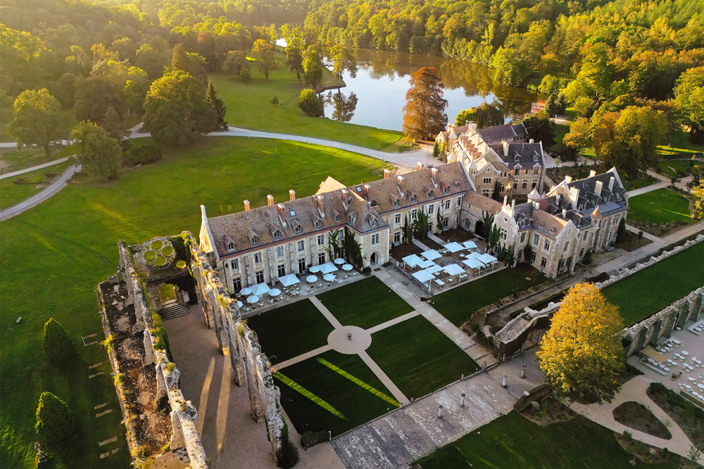 Vue de de l’Abbaye des Vaux-de-Cernay au printemps.