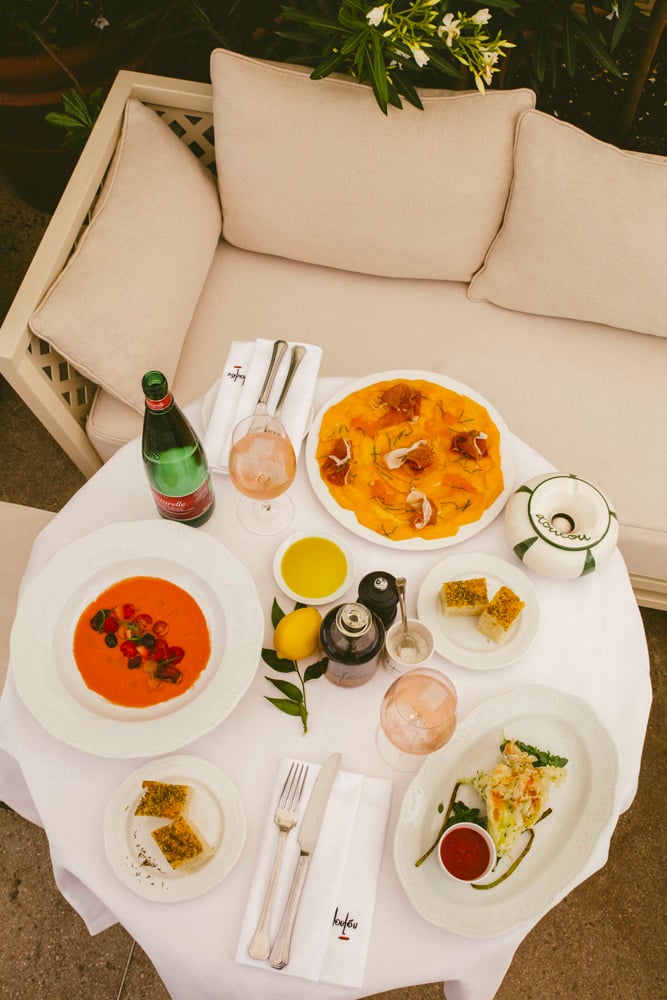 Table et plats italiens du restaurant Loulou à Paris.