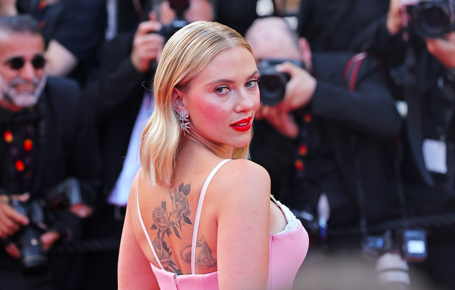 Scarlett Johansson sur le tapis rouge du film Asteroid City lors de la 76ème édition du festival de Cannes le 23 mai 2023 à Cannes © Photo par Max Cisotti/Dave Benett/Getty Images.