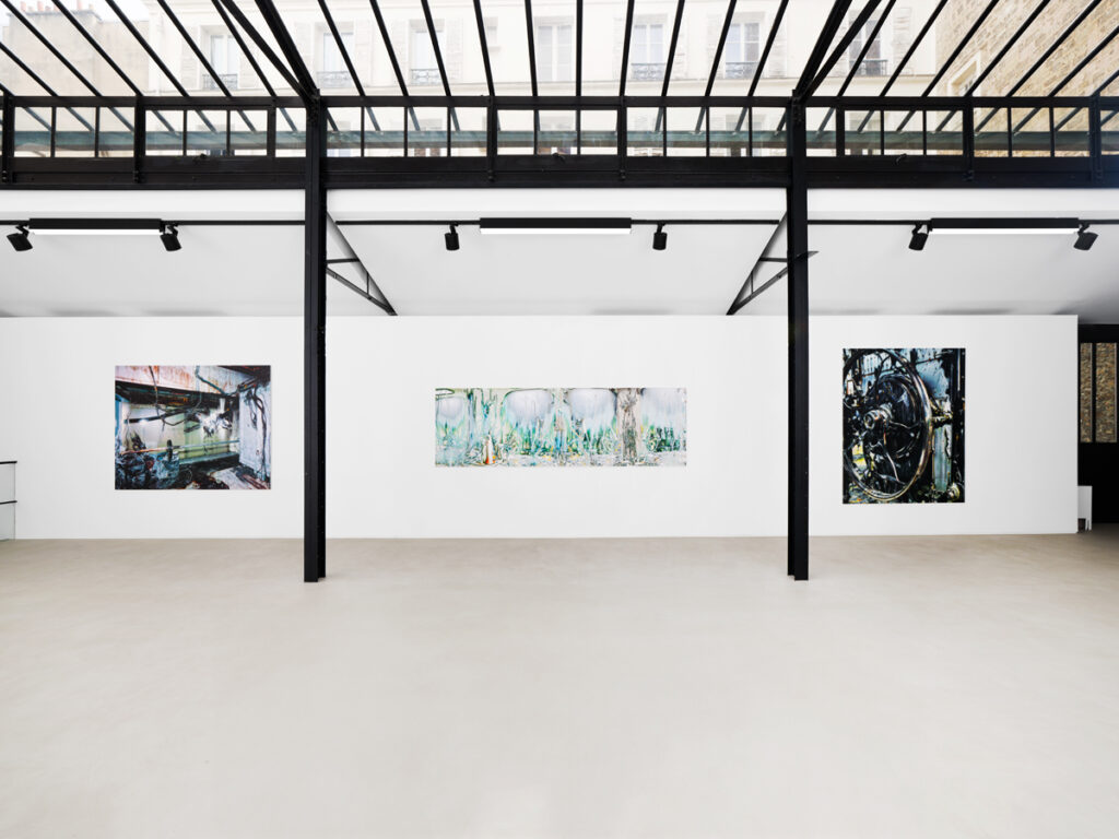 Vue des œuvres de Jean-Vincent Simonet dans l'exposition “1000 milliards d'images” du Prix Reiffers Art Initiatives 2025, Paris. Photo : Aurélien Mole.