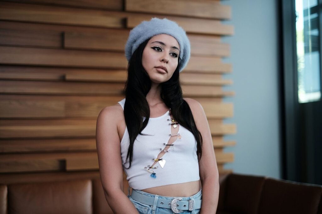 Maddy Perez en debardeur blanc et beret bleu dans Euphoria @ HBO.