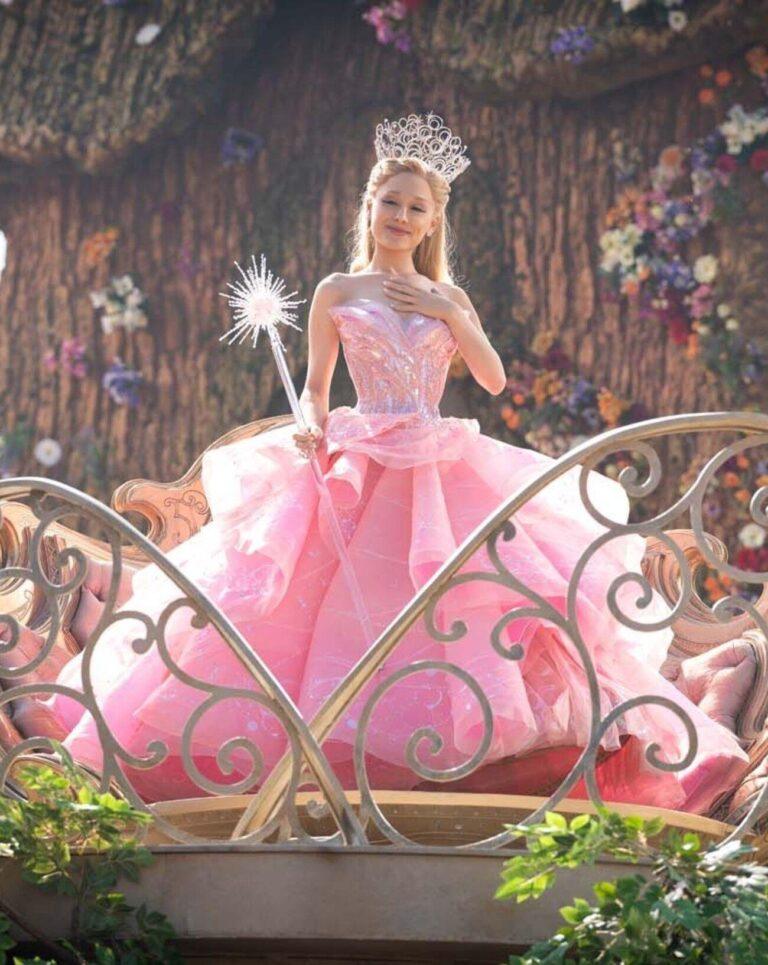 Ariana Grande en robe rose dans le film Wicked.