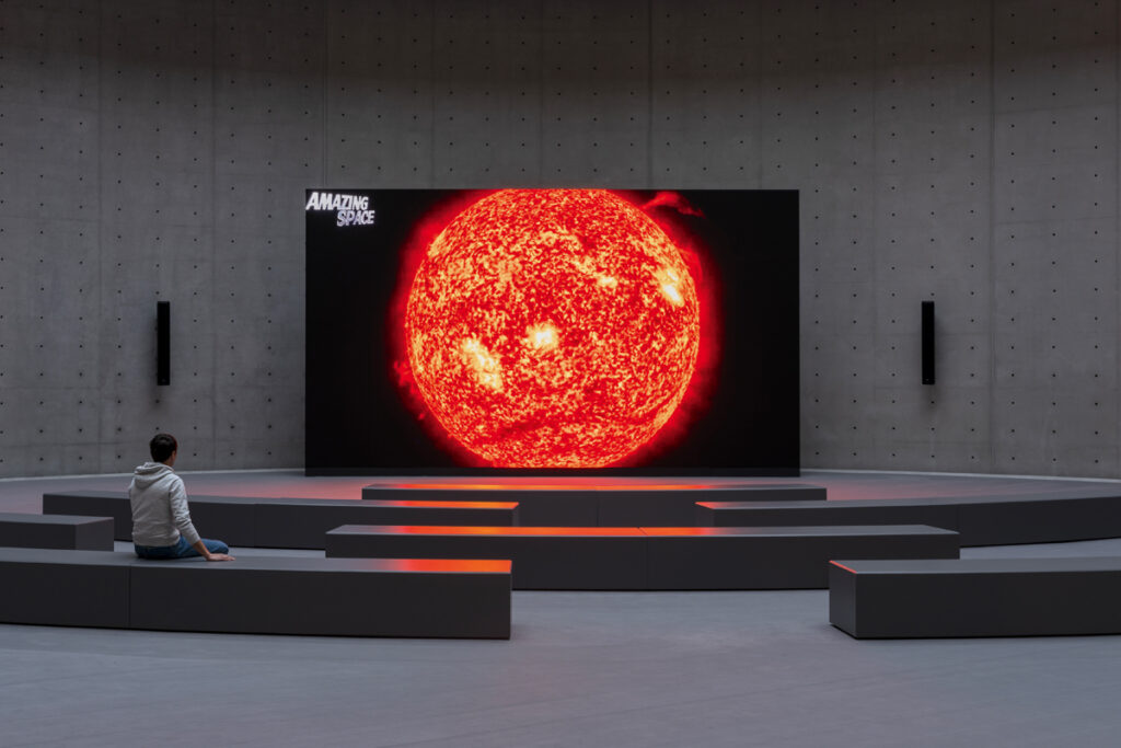 Love is the Message, the Message is Death (2016) d’Arthur Jafa. Vidéo (couleur, son), 7 min 25 s. Vues de l’exposition Corps et âmes, Bourse de Commerce – Pinault Collection, Paris, 2025.