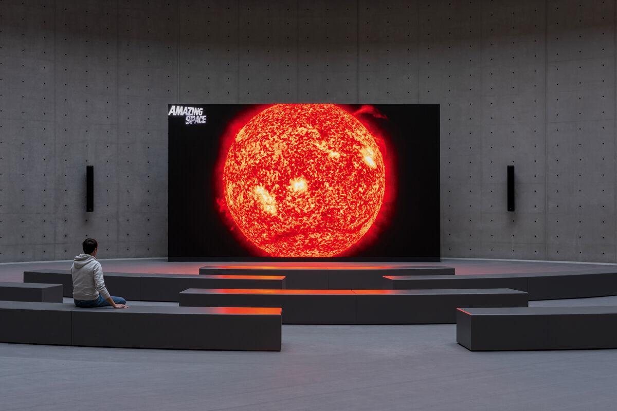 Arthur Jafa, Love is the Message, the Message is Death (2016). Video (couleur, son), 7'25 minutes. View of the exhibition “Corps et âmes”, Bourse de Commerce – Pinault Collection, Paris, 2025.