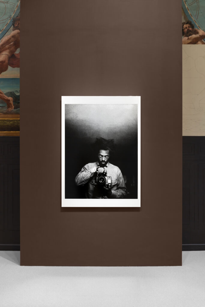 Monster (1988/2018) d’Arthur Jafa. Épreuve gélatino-argentique montée sur aluminium, 169,7 × 120,7 cm. Vues de l’exposition Corps et âmes, Bourse de Commerce – Pinault Collection, Paris, 2025.