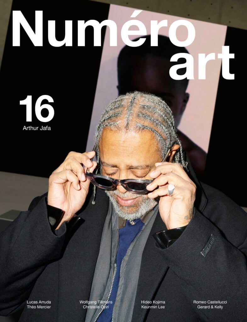 Arthur Jafa photographié par Katja Rawhles dans son exposition à la Bourse de commerce, en couverture du Numéro art 16.