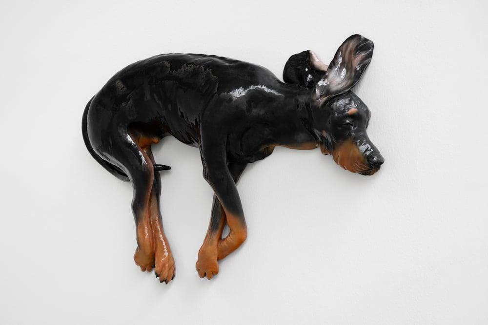 sculpture de Diego Marcon, Altri cani morti (6) (2023).
