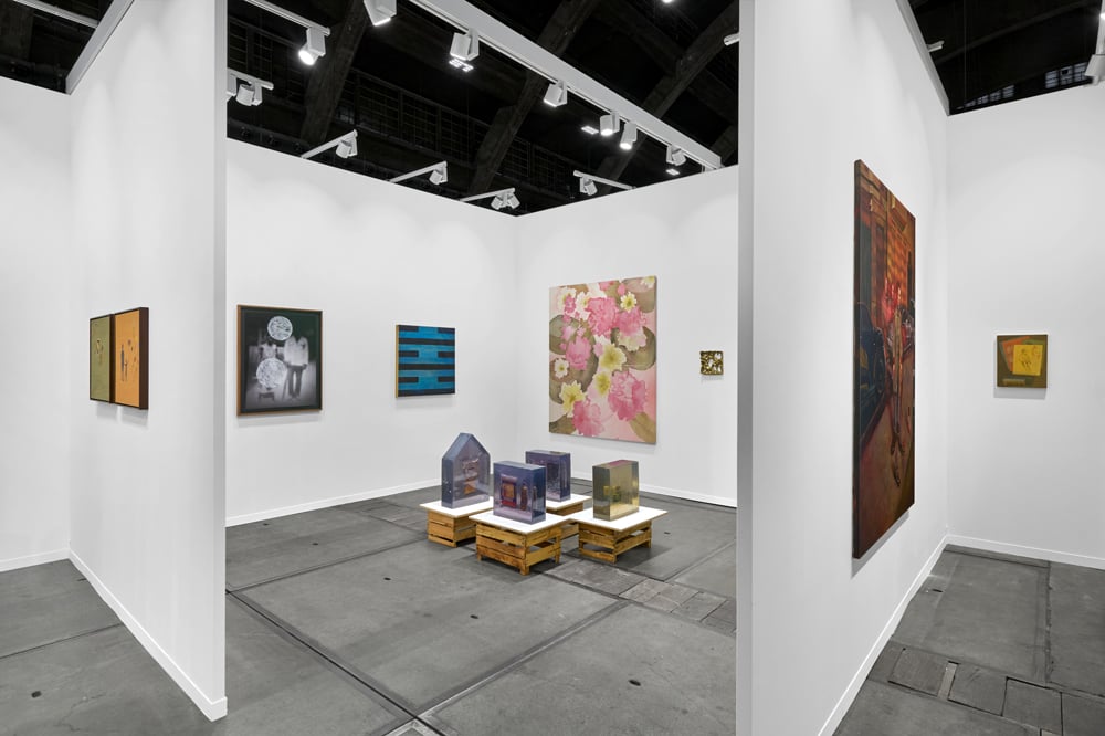 Les œuvres de Paulo Nazareth au stand de la galerie Mendes Wood à la foire Art Brussels 2025.