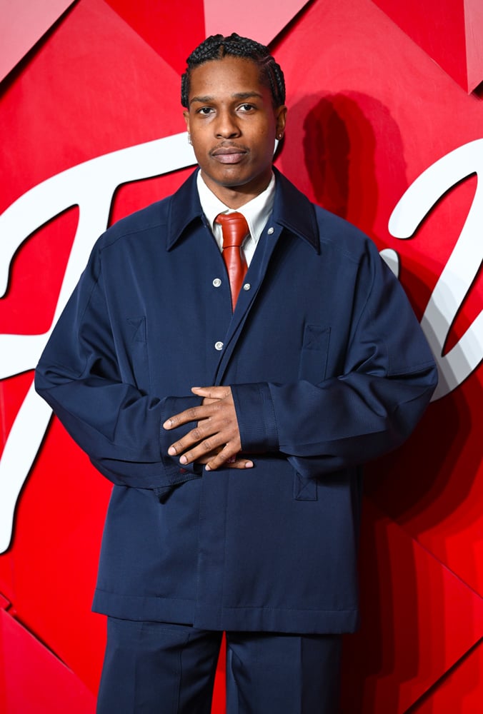 À l’affiche du film Highest 2 Lowest de Spike Lee, le rappeur A$AP Rocky prend la pose dans un ensemble bleu Bottega Veneta aux Fashion Awards 2024.