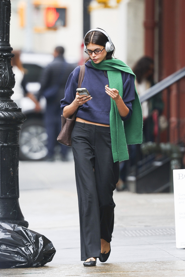 kaia gerber en ballerines en cuir noir 