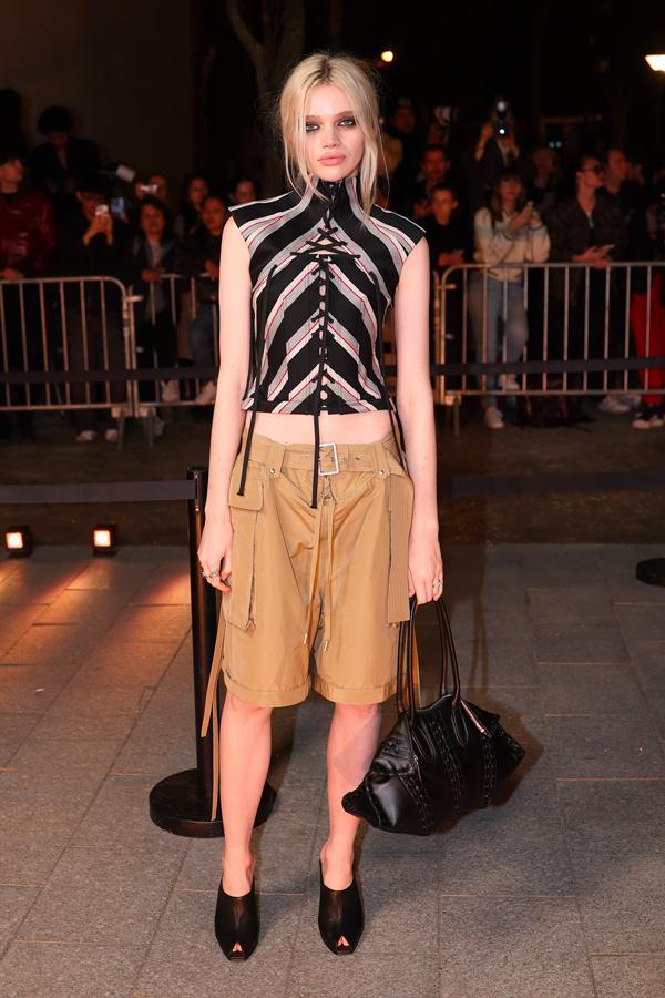 la mannequin stella lucia pendant la fashion week automne-hiver 2026-2027 de paris en bermuda cargo