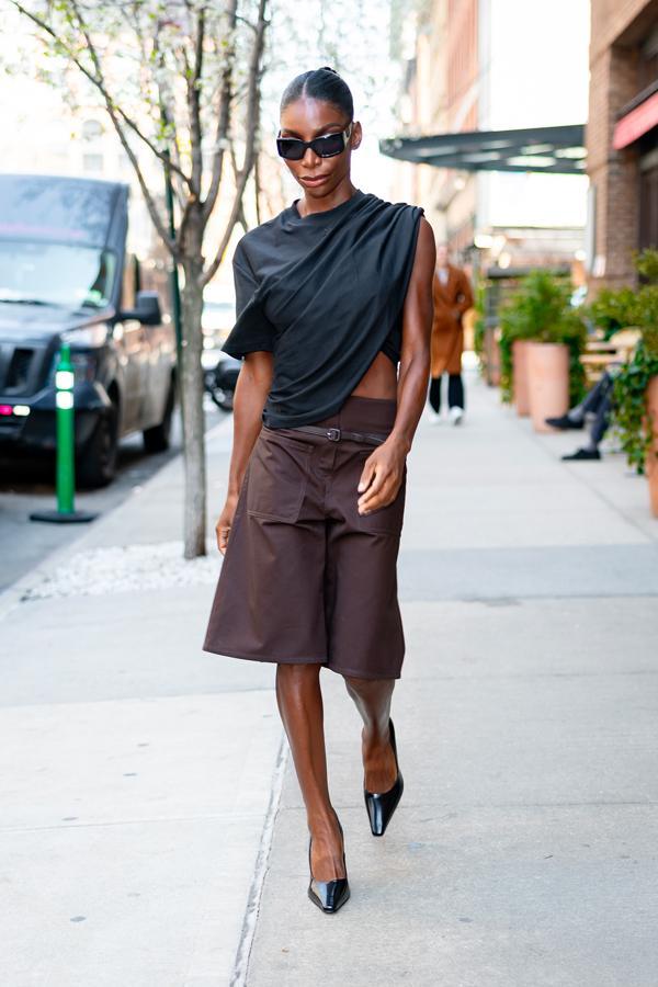 michaela coel en bermuda tendance printemps-été 2026