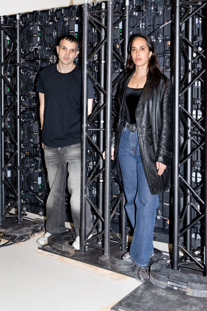 Caroline Poggi et Jonathan Vinel dans l'exposition 1000 milliards d'images du Prix Reiffers Art Initiatives à Paris.