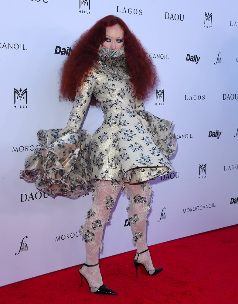Chappell Roan vêtue d'une robe blanche à motifs floraux d'inspiration victorienne aux Fashion Awards de Los Angeles en 2025.